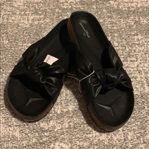NWT- Universal Thread Top Knot Slides